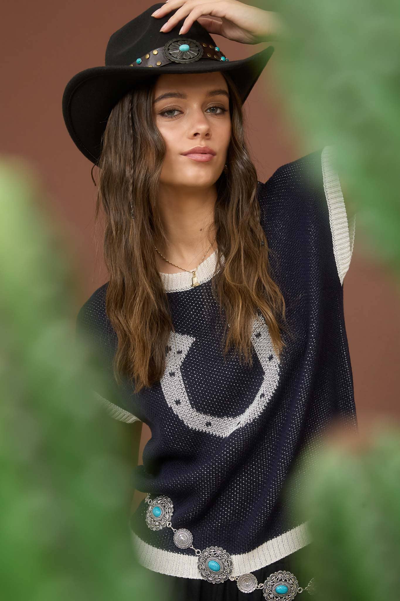 HORSESHOE SHORT SLEEVE KNIT SWEATER